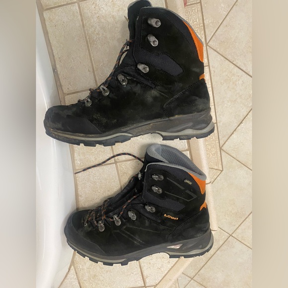 Lowa Baldo gtx have been worn for hiking only around 50 miles on them. - Picture 2 of 3